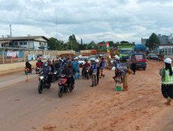 Berkah Ramadan, PT LMA Berbagi Takjil di Limo Depok