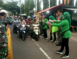 Peduli Sesama, Koramil Cimanggis Depok Bagikan Makanan Takjil Buka Puasa