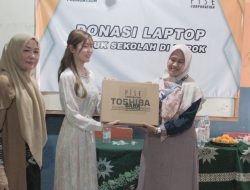 Dian Nurfarida Gandeng Kimitoshi Kubo Donasikan Laptop ke Sekolah