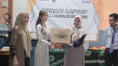 Dian Nurfarida Gandeng Kimitoshi Kubo Donasikan Laptop ke Sekolah