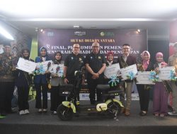 Wali Kota Bogor dan Dirut ANTARA serahkan piala juara lomba presenter