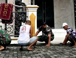 Koramil Cimanggis Depok Gandeng Warga Bersihkan Masjid dan Saluran Air