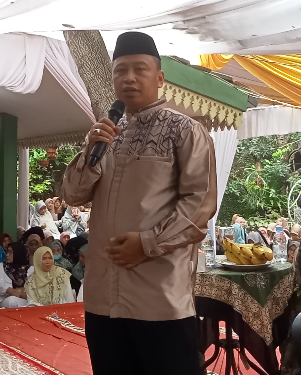 Warga Kota Depok sangat antusias menghadiri Haul  KH Muhammad Ali Bin H Abdul Kodir dan Hj Lani Nihayati Binti H Anjung yang tak lain adalah orang tua Sekda Kota Depok Supian Suri.
