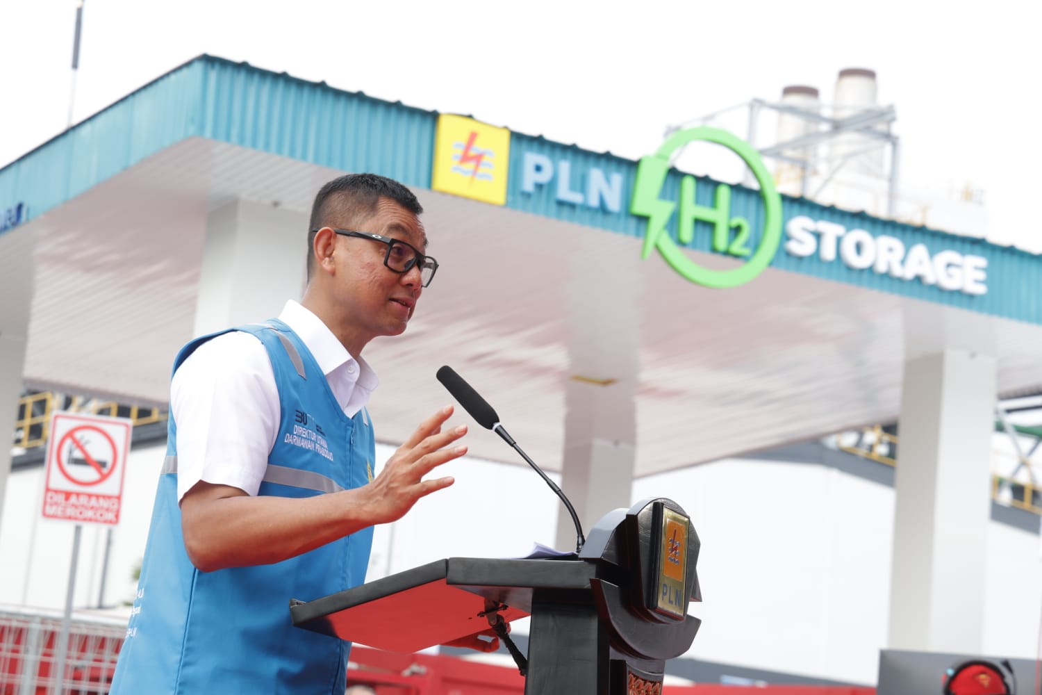Direktur Utama PT PLN (Persero) Darmawan Prasodjo menjelaskan bahwa penggunaan kendaraan hidrogen sebagai transportasi masa depan lebih hemat jika dibandingkan dengan kendaraan berbasis Bahan Bakar Minyak (BBM), bahkan kendaraan listrik. Hal tersebut disampaikannya ketika meresmikan Hydrogen Refueling Station (HRS) di Kawasan Senayan, Jakarta pada Rabu (21/2).