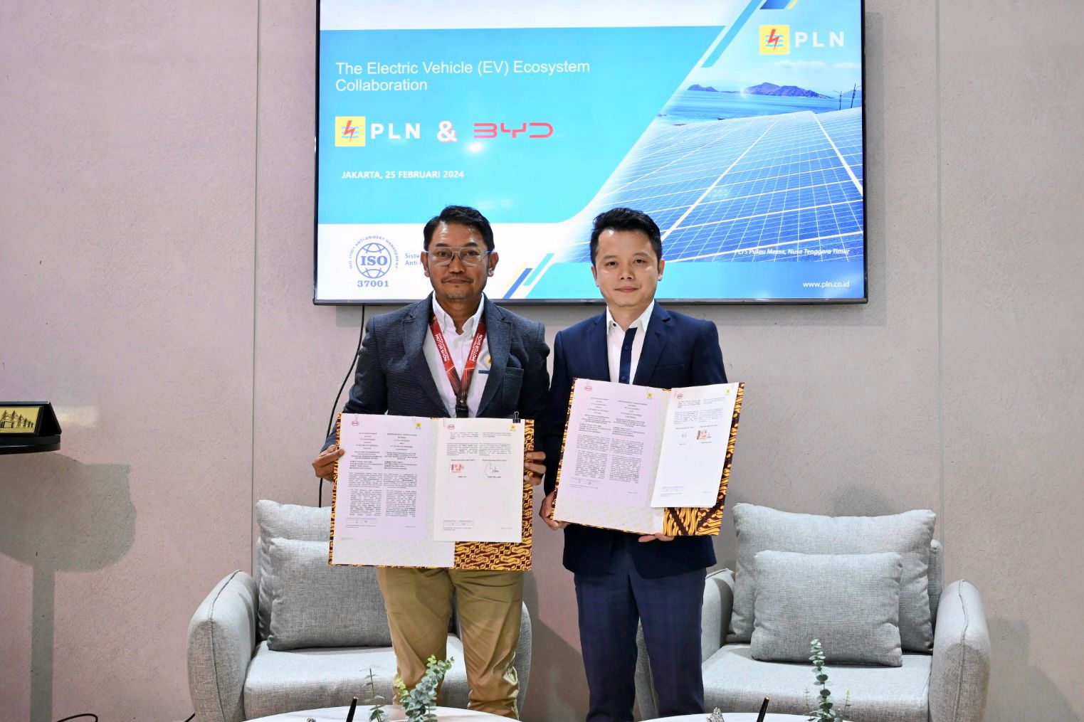 Penandatanganan MoU ini merupakan bentuk komitmen PLN dan BYD dalam mengakselerasi ekosistem kendaraan listrik di Indonesia. Keterangan foto: EVP Penjualan dan Pelayanan Pelanggan Retail PLN, Tonny Bellamy (kiri) dan Presiden Direktur BYD Motor Indonesia, Zhao Yue (kanan).