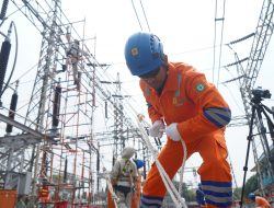 Sambut Ramadhan Penuh Dedikasi, PLN Lakukan Pekerjaan Pelepasan Jumper Konduktor Tanpa Padam