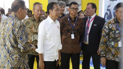 Dikunjungi Presiden Jokowi, Dirut PLN Paparkan Kesiapan Ekosistem Kendaraan Listrik di Booth PLN di PEVS 2024