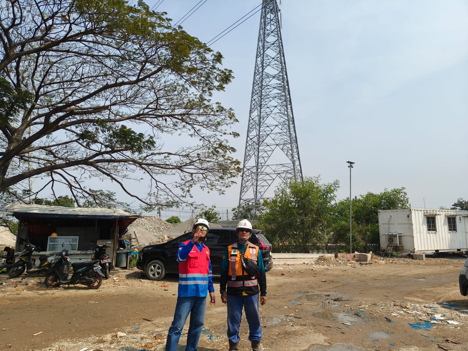 Manajer PLN Unit Layanan Transmisi dan Gardu Induk (ULTG) Ancol, Ahmad Ade Syuhada (kiri), bersama perwakilan dari PT Citra Marga Nusaphala Persada (CMNP) melakukan inspeksi pada Saluran Udara Tegangan Tinggi (SUTT) 150 kV Priok Timur-Priok Barat-Plumpang.