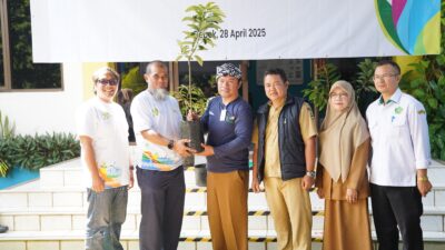 Hijaukan Bumi, PLN UIT JBB Tanam Pohon Produktif untuk Tingkatkan Perekonomian Masyarakat