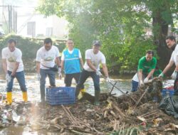 PLN UIT JBB Gandeng Dompet Sampah Beraksi Bersih – Bersih Kali Grogol