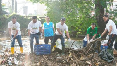 PLN UIT JBB Gandeng Dompet Sampah Beraksi Bersih – Bersih Kali Grogol
