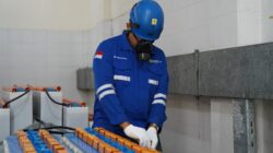 PLN UIT JBB Lakukan Pemeliharaan Rutin Baterai 110V Unit 1