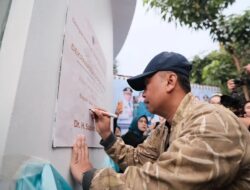Supian Suri Resmikan Toko Oleh-oleh Dekranasda Depok Maju