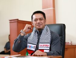 Hengky  :  Melihat Warga Yang Rumahnya Roboh Akibat Bencana Tidak di Bantu