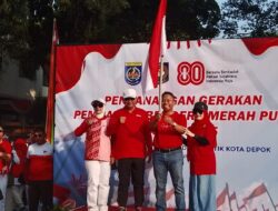 Pembagian Bendera Merah Putih ke Warga Masyarakat