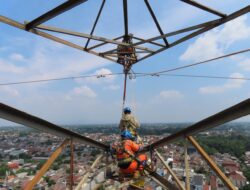 Wujudkan Layanan Andal, PLN UIT JBB Ganti Isolator SUTET Gandul-Durikosambi