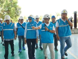 Pantau Langsung Implementasi Program MRWI, Direktur Keuangan PLN Kunjungi Gudang Menes