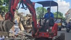 DPUPR Depok Bongkar Bangunan Liar di Atas Drainase