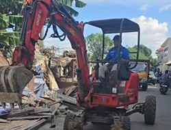 DPUPR Depok Bongkar Bangunan Liar di Atas Drainase