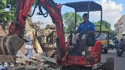 DPUPR Depok Bongkar Bangunan Liar di Atas Drainase