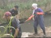 Yeti Wulandari Bersihkan Sedimen Drainase Bukit Cengkeh 1