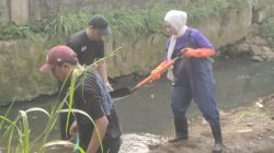 Yeti Wulandari Bersihkan Sedimen Drainase Bukit Cengkeh 1