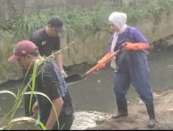 Yeti Wulandari Bersihkan Sedimen Drainase Bukit Cengkeh 1