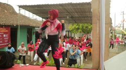 Mahasiswa KKN-M UNY Gelar Senam Massal Low Impact di Desa Tegalsari