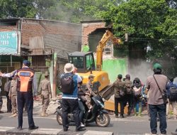 Bangunan Liar di Jalan Raya Bogor Dibongkar