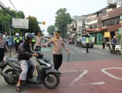 Kapolres Metro Depok, Kombes Christian Rony Atur Langsung Lalu Lintas di Nusantara Raya