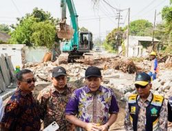Bupati Subandi Kejar Tuntas Frontage Road Waru–Buduran