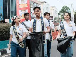 Puluhan Pemuda Gelar Aksi Bersih-Bersih di CFD Margonda